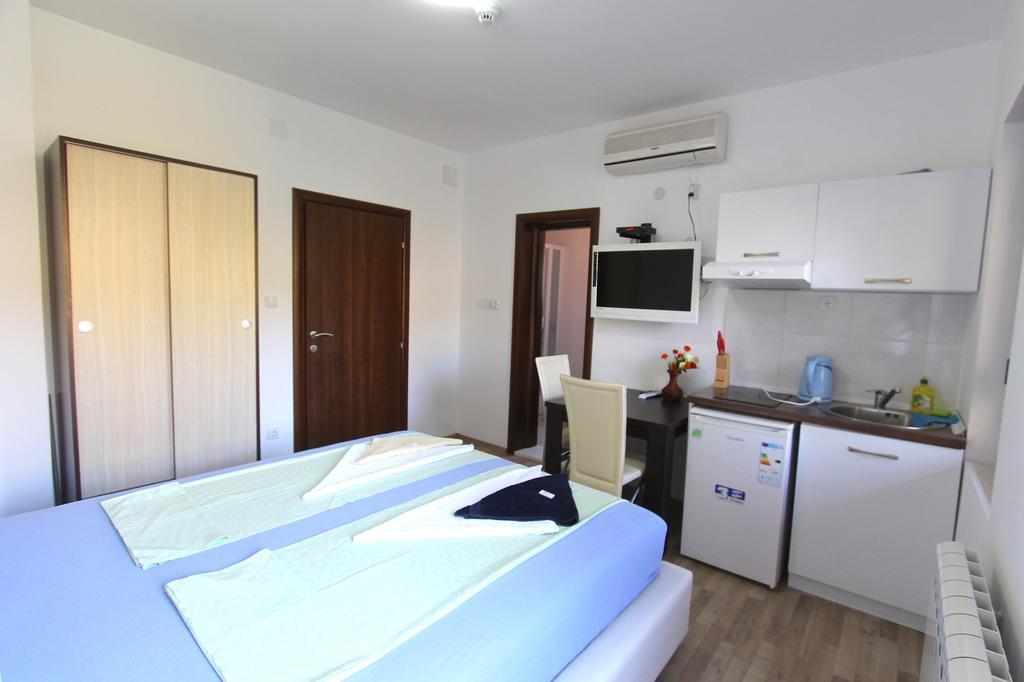 Apartments Family Τίβατ Δωμάτιο φωτογραφία